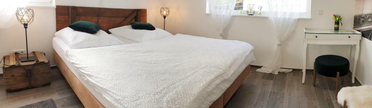 Zur Alten Rebe Ferienhaus Und Weingut Konz Exteriör bild